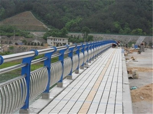 河南不锈钢桥梁护栏的特性及其在现代建筑中的应用